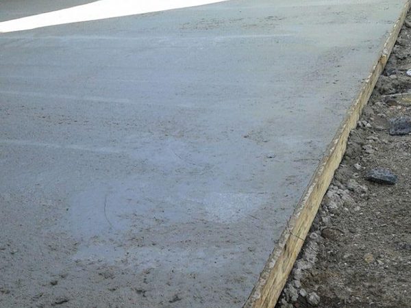 Dalle béton coulée et tirée à la règle