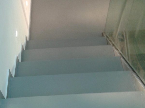 Escalier habillé, garde-corps verre et éclairage encastré